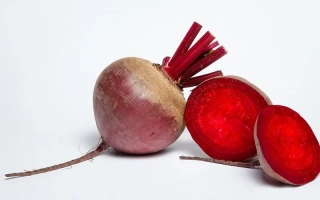 Свекольный корнеплод с нарезанным срезом на белом фоне - Воевода