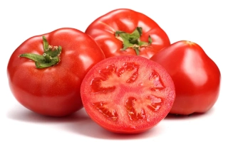 Красные томаты, один разрезан пополам, на белом фоне - Босфор