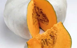 Белая тыква с разрезом, показывающая оранжевую мякоть и семена. - Нельсон