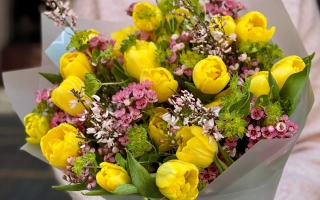 Букет желтых тюльпанов сорта Солнышко с розовыми и фиолетовыми дополнениями