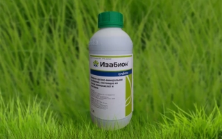 Бутылка удобрения с зелёной крышкой на фоне травы, название на этикетке — Удобрения - ДюраТек