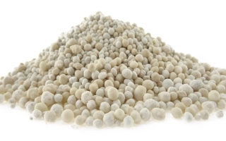 Куча белых гранул удобрения Амофос на белом фоне - ФОСФАТИ АМОНИЮ (Амофос)