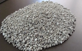 Сыпучие серые гранулы удобрения Сильвер