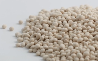 Кучка белых гранул удобрения на белом фоне - UNI-BALANCER