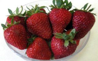 Клубника в прозрачной тарелке - НЕЛЛИ