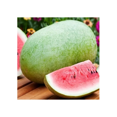 Арбуз Банир на деревянной доске с нарезанным куском