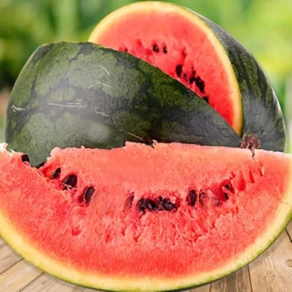 Срезанный арбуз на деревянной поверхности - Богатырский