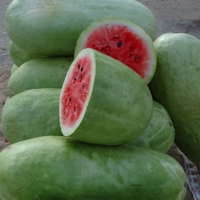 Арбузы с разрезанным плодом, демонстрирующим красную мякоть - Грейс