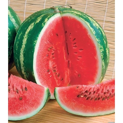 Красный арбуз Карлсон, нарезанный на дольки, на деревянной поверхности.