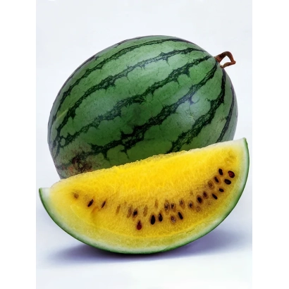 Арбуз с ярко-желтой мякотью и черными семенами на белом фоне - Лунный