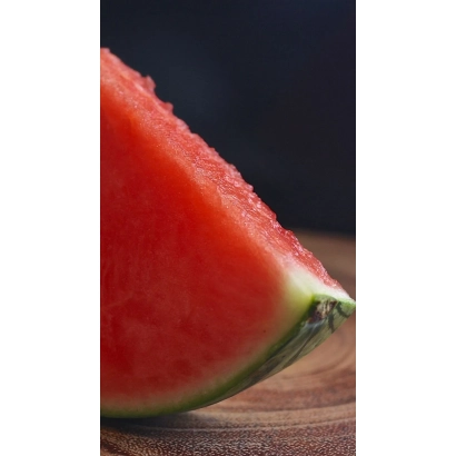 Кусочек арбуза на деревянной доске - Паралакс