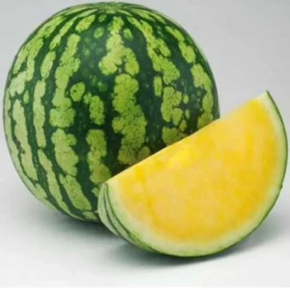 Арбуз с желтой мякотью, целый плод и долька на белом фоне - Пекин