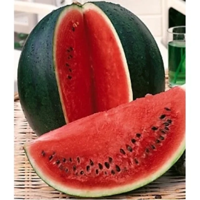 Арбуз срезанный на дольки, красный мякоть, зеленая кожура - Пивничне Сяйво
