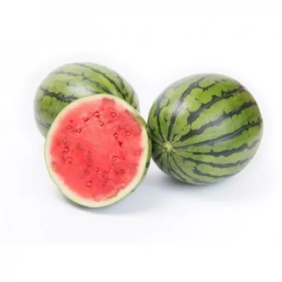 Арбуз Тигриньо — три целых и один разрезанный арбуз на белом фоне