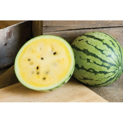 Два арбуза на деревянной поверхности, один разрезан пополам, демонстрируя ярко-желтую мякоть. - ЗОЛОТОЙ РЕВАНШ