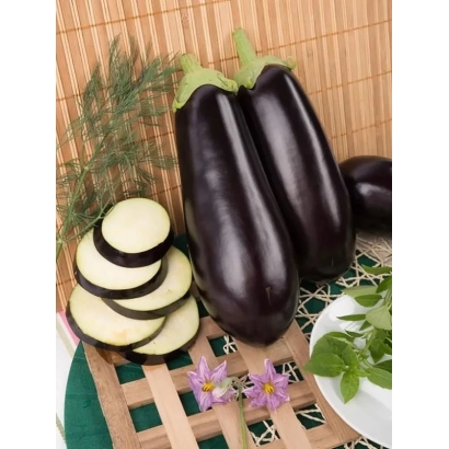 Три баклажана и нарезанные кружочки на деревянной подставке с зеленью - ЧЕРНЫЙ ОПАЛ