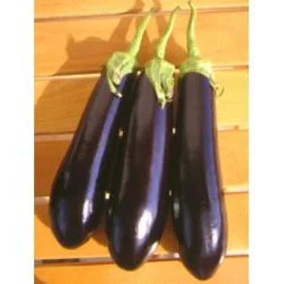 Три баклажани сорту Ерроу F1 на дерев'яній поверхні