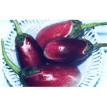 Три красных баклажана в белой тарелке - Вироник