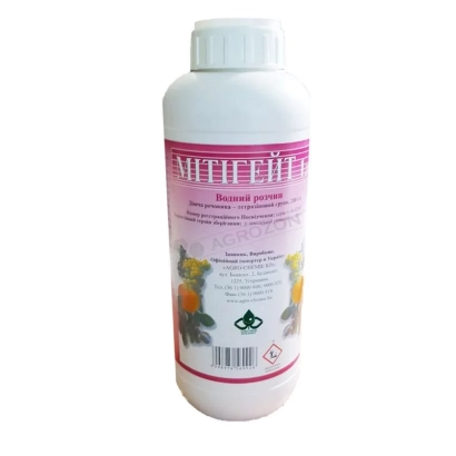 Бутылка с биопрепаратом МИТИГЕЙТ на розовом фоне