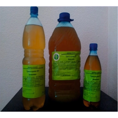 Три бутылки с жидкостью на зеленой этикетке без читаемого названия - Триховерин