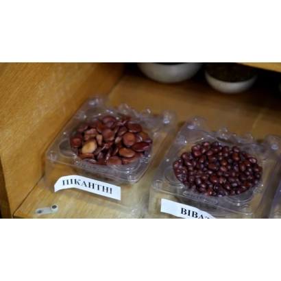 Контейнер с красными бобами, на этикетке написано «БИБ» - Пикантни