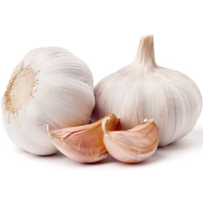 Гарбуз, чеснок, два целых и два разрезанных зубчика на белом фоне - Кировский