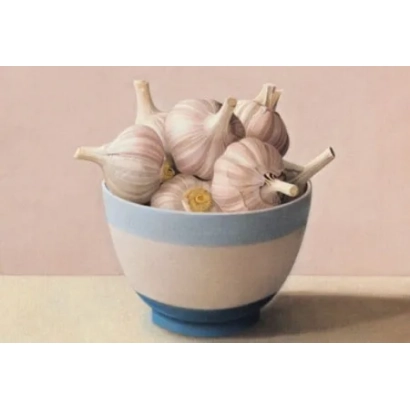 Чеснок в керамической миске на светлом фоне - ПАМЯТИ ЕРШОВА