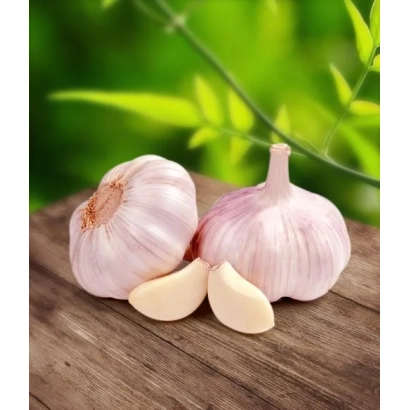 Две головки чеснока и три дольки на деревянной поверхности с зелёным фоном - ШАДЕЙКА