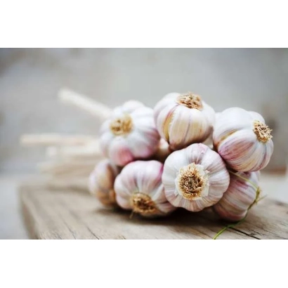 Головки чеснока на деревянной поверхности - Вайталиум