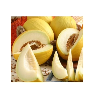 Срезанные желтые дыни с семенами на фоне - МЕДОВКА