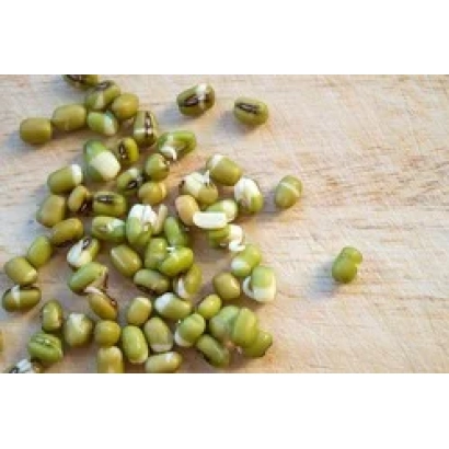 Золотиста фасоль на дерев'яній поверхні