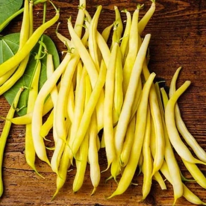 Желтая фасоль на деревянной поверхности - Зоро