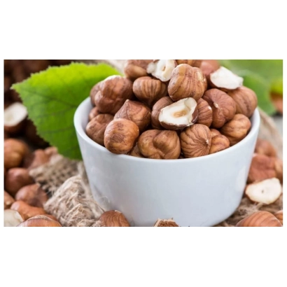 Bowl of hazelnuts with leaves and nuts in background - Favorit