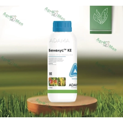 Бутылка фунгицида Бенелус KE на деревянной подставке на фоне травы