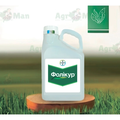 Бутель з фунгіцидом Фунгікур на дерев'яній підставці на фоні трави