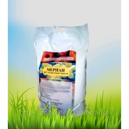 Мешок с фунгицидом Мерпан на фоне травы