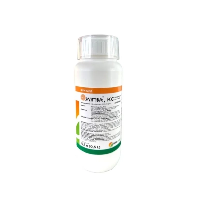 Бутелька з фунгіцидом Мігіва на білому фоні