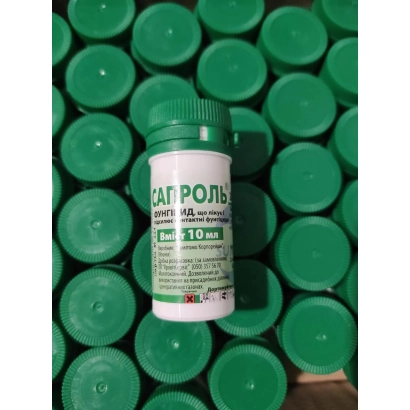 Бутылка с фунгицидом ПАТРОЛЬ на фоне зелёных крышек