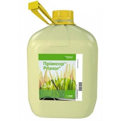 Канистра с фунгицидом Приаксор на фоне пшеничного поля