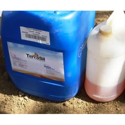 Синяя канистра з етикеткою Terrasil на землі - Террасил 250 к.е.