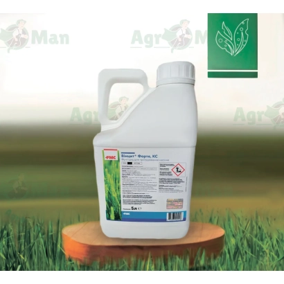 Бутылка с фунгицидом на деревянной подставке на фоне травы - Винцит Форте