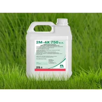 Канистра гербицида 2М-4Х 750 на фоне травы - 2 М-4Х