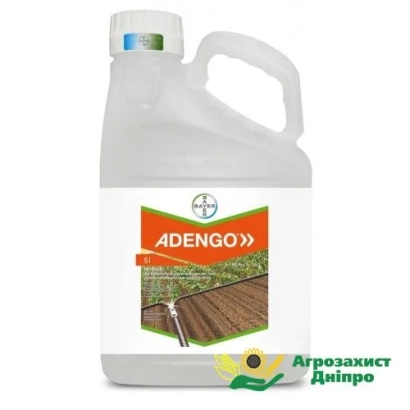 Бутель гербициду Аденго 465 SC з етикеткою та зображенням обробленого поля