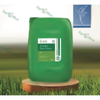 Зеленая канистра с этикеткой Alfa-Bentazon на деревянной подставке на фоне травы - Альфа-Бентазон