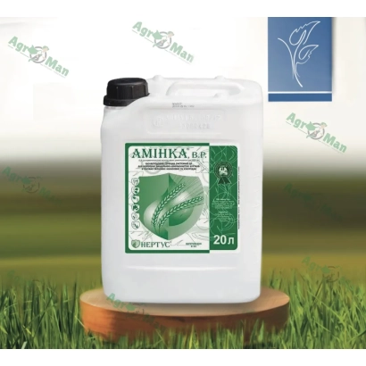 Белая канистра с этикеткой АМИНКА 400 на деревянной подставке на фоне травы - Аминка Плюс