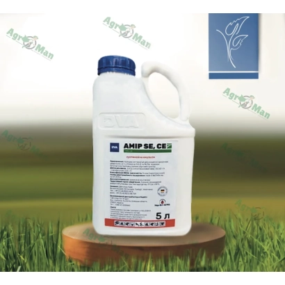 Бутылка гербицида AMIP SE, CE на деревянной подставке на фоне травы. - Амир SЕ, СЕ