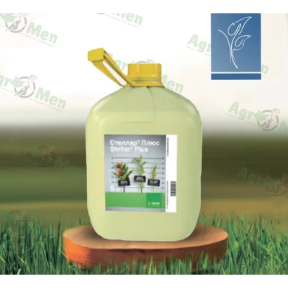 Канистра с гербицидом Astagard 500 SC на деревянной подставке на фоне поля - Астагард 500 SС