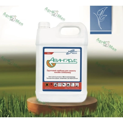 Белая канистра с этикеткой «Авангард к.е.» на фоне зеленой травы.