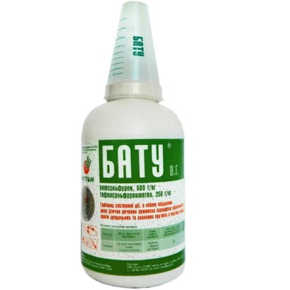 Флакон гербицида БАТУ с этикеткой и изображением обработанной культуры - Бату, РГ