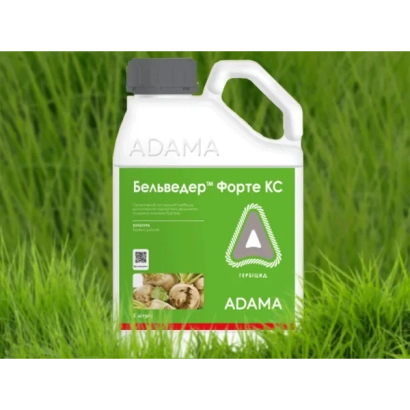 Бутылка гербицида Бельведер Форте КС на зеленом фоне